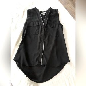 Airy sleeveless top